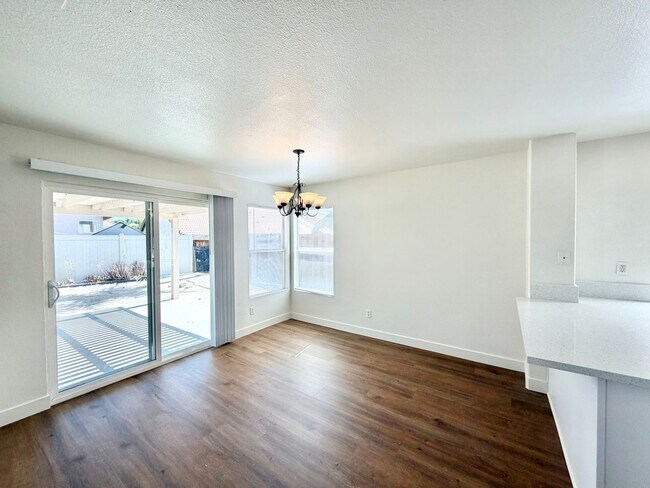 Building Photo - 4 Bedroom 3 Bathroom Cul-de-sac Home with Huge Backyard