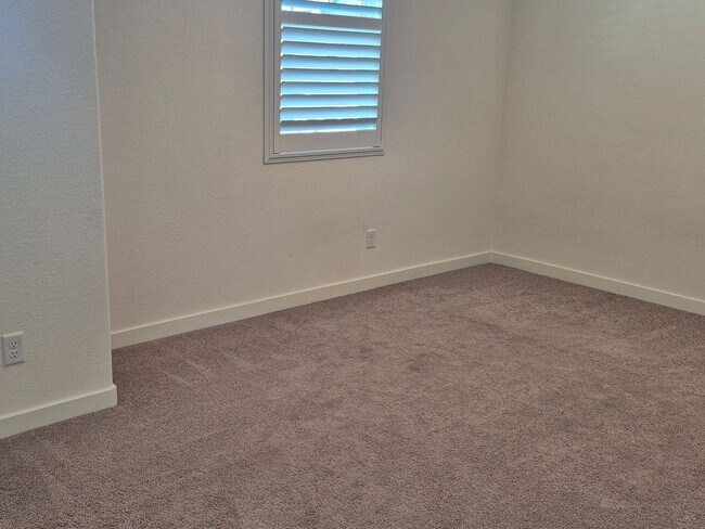 Building Photo - Gorgeous 4 Bedroom 3.5 bath with loft