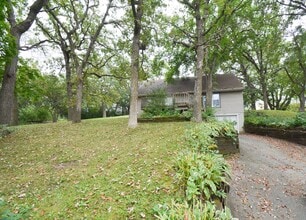 Building Photo - 3-Bedroom Home with Walk-In Closet, Deck & Prime Location Near Shopping