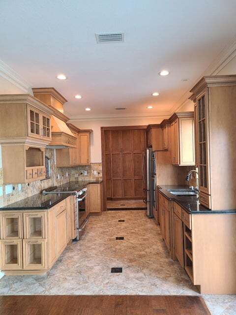 Building Photo - 2557 Pineapple Ave