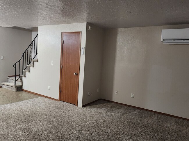 Building Photo - $1,000.00  OFF  1ST  FULL  MONTH'S  RENT   Pet-friendly Townhouse Near Parks and Downtown Newberg