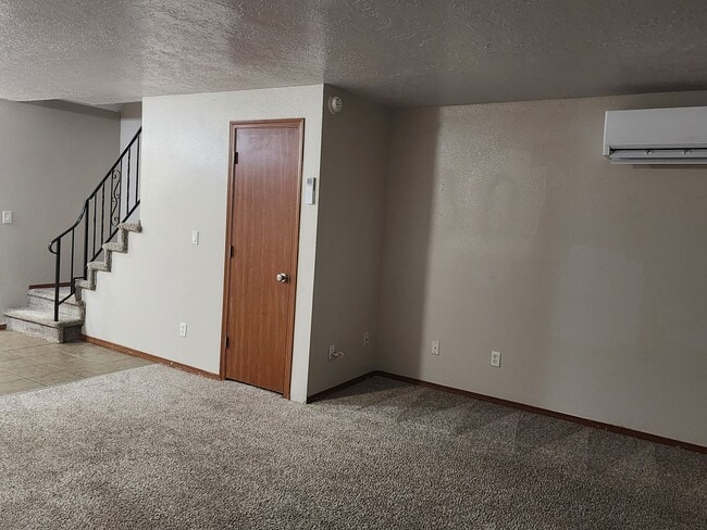 Building Photo - Pet-friendly Townhouse Near Parks and Downtown Newberg