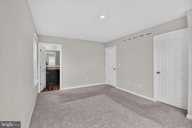 Building Photo - 184 College Dr