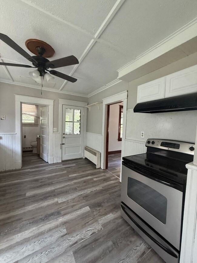 Building Photo - Spacious 3 Bed, 2 Bath Single Family home ...