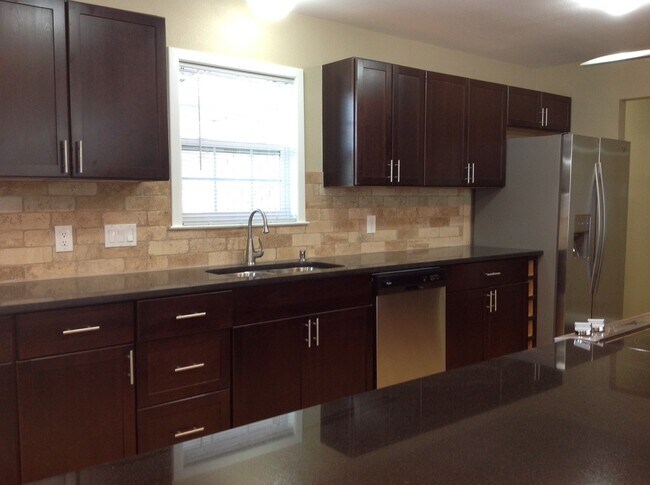 Building Photo - Gorgeous Remodel - North Austin Home!
