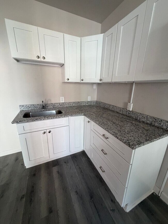 Building Photo - 420 W King St