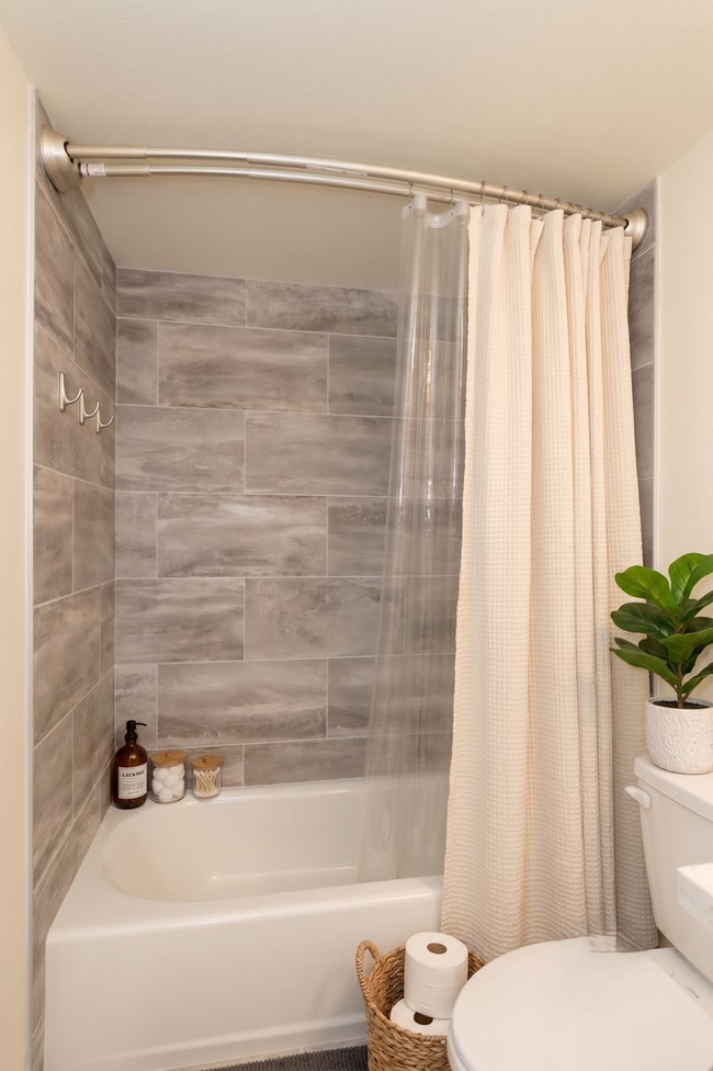 Building Photo - Seattle 3 Bedroom Apartment for Rent | Newly Remodeled Home with In-Unit Washer/Dryer, Private En...