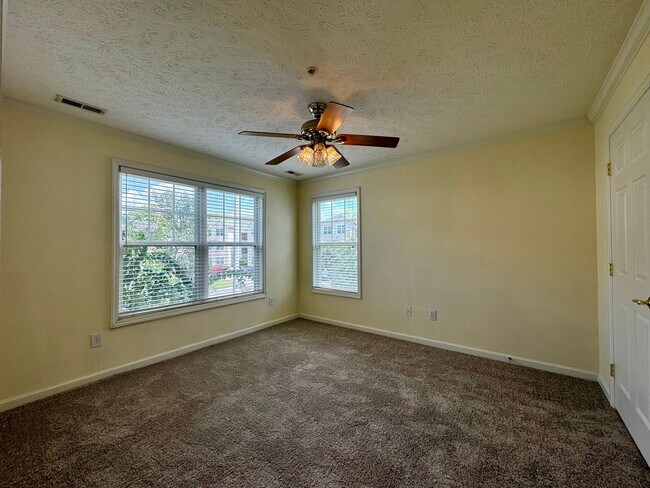 Building Photo - Harbour Pointe Condo