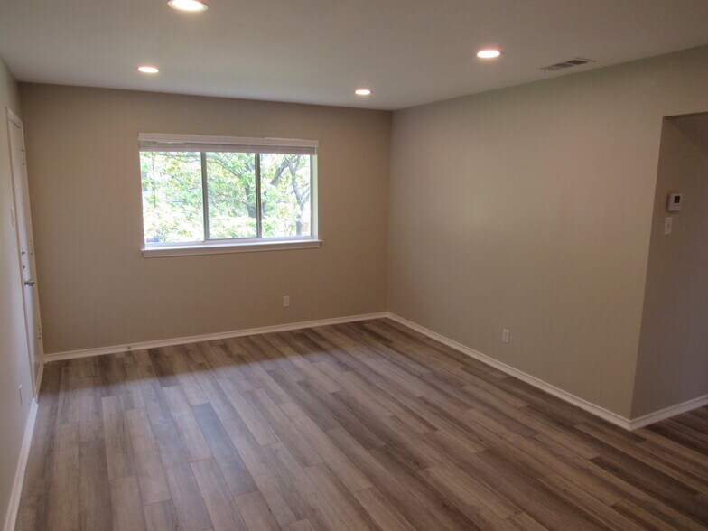Living area open to kitchen and dining area - 6205 Oram St