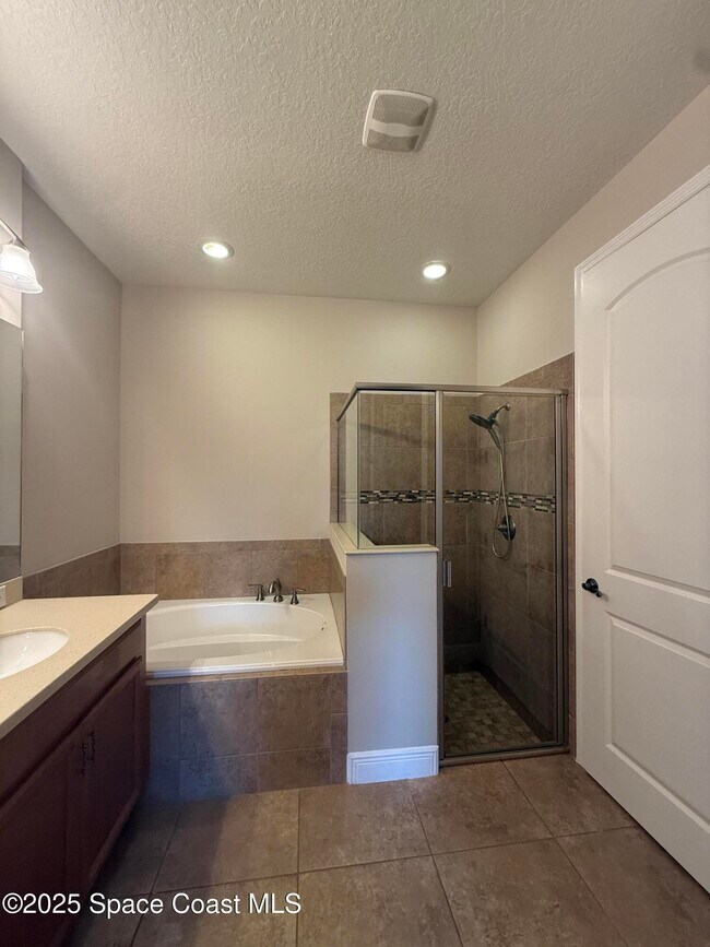 Building Photo - 7954 Loren Cove Dr