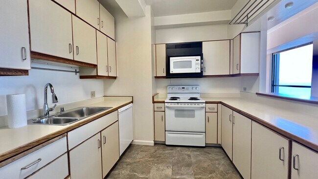 Building Photo - High Rise Living at its Best in Emeryville...