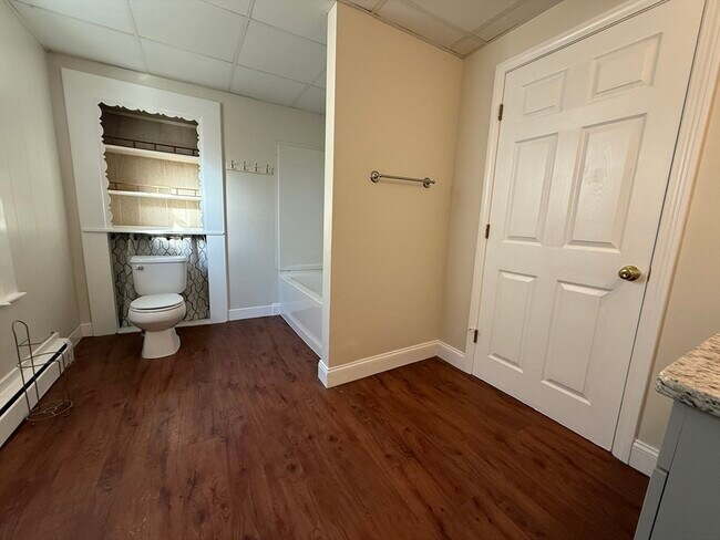 Building Photo - 866 Center St