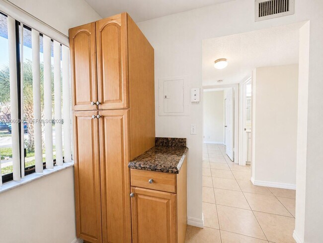 Building Photo - 6585 Somerset Dr