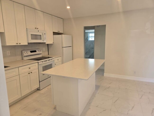 Building Photo - 620 S Broadway