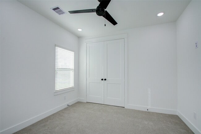 Building Photo - 3206 Live Oak St