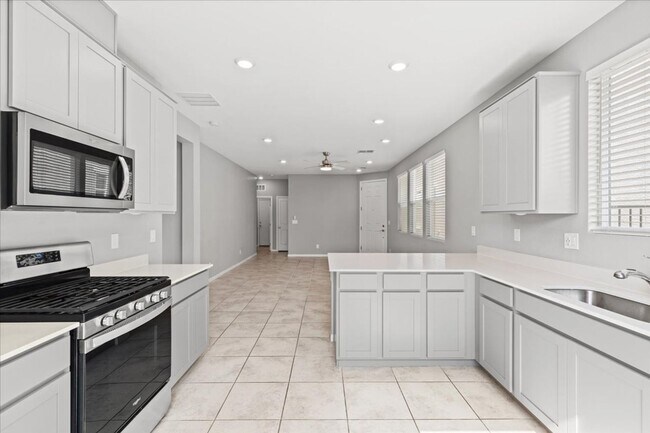 Building Photo - Beautiful Single-Story Home next to Summer...