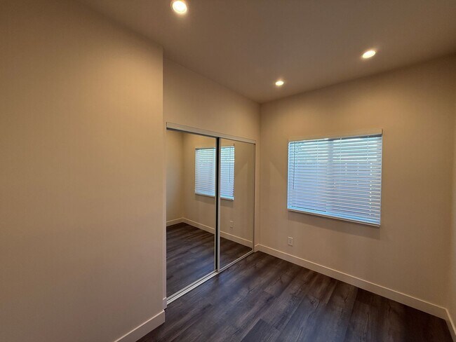 Building Photo - 5104-5106 East Falls View Dr.