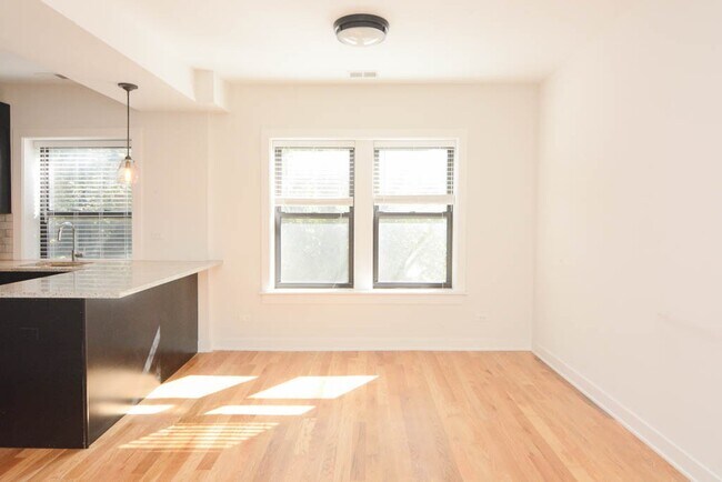 Building Photo - 2210 W Eastwood Ave