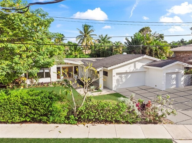 Building Photo - 2132 Middle River Dr