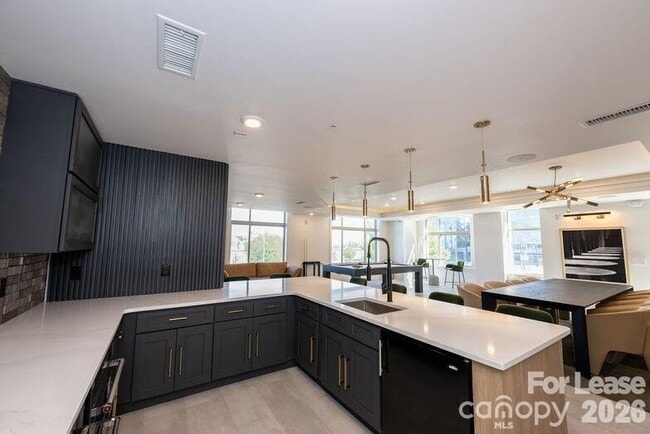 Building Photo - 425 W Trade St