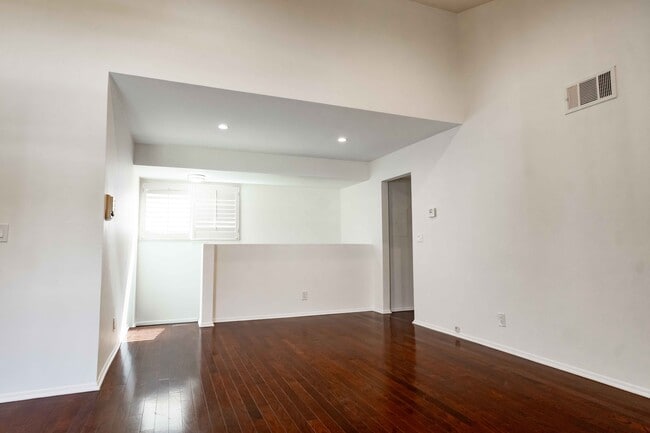 Building Photo - 10506 Sunland Blvd