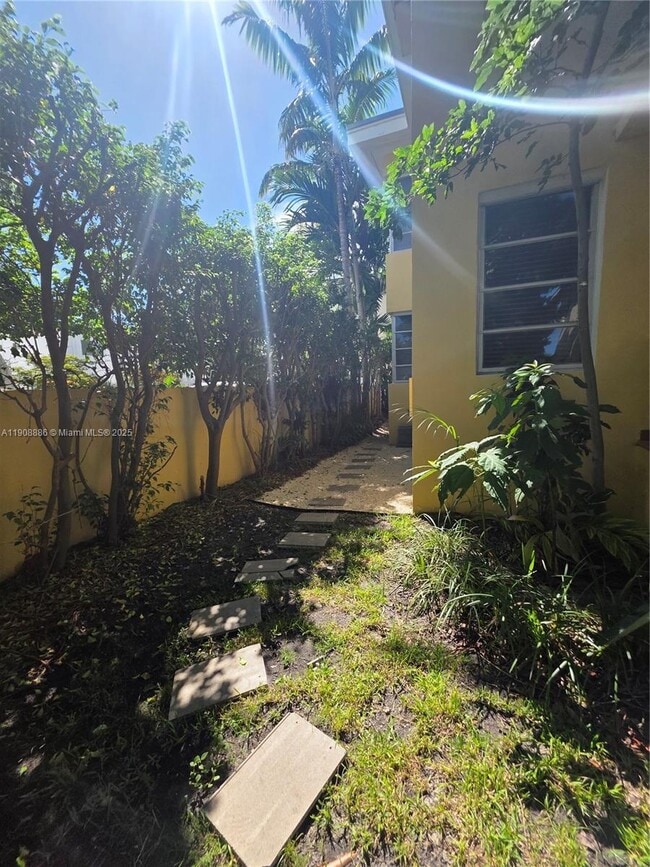 Building Photo - 8024 Harding Ave