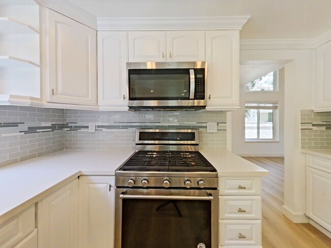 Building Photo - Stunning Remodeled Home in Dana Woods – Co...