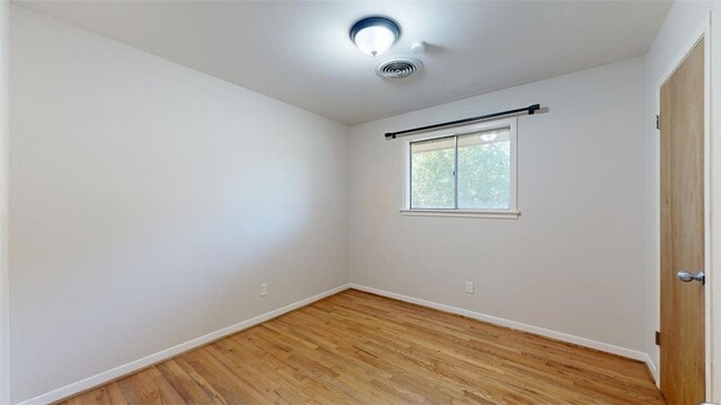 Building Photo - 203 W Brookside Dr