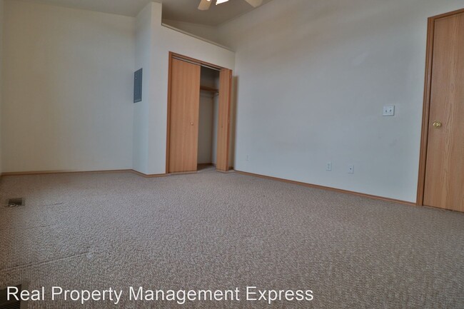 Building Photo - 1 br, 1 bath Apartment - 801 Ryan Dr 801 E...