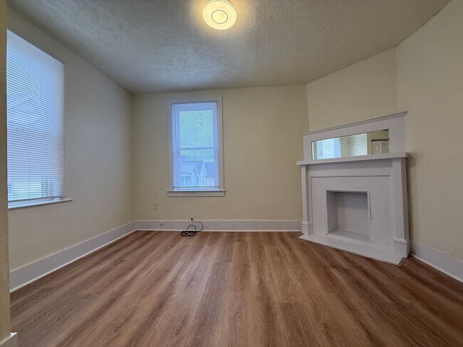 Building Photo - Updated 2 Bedroom apartment