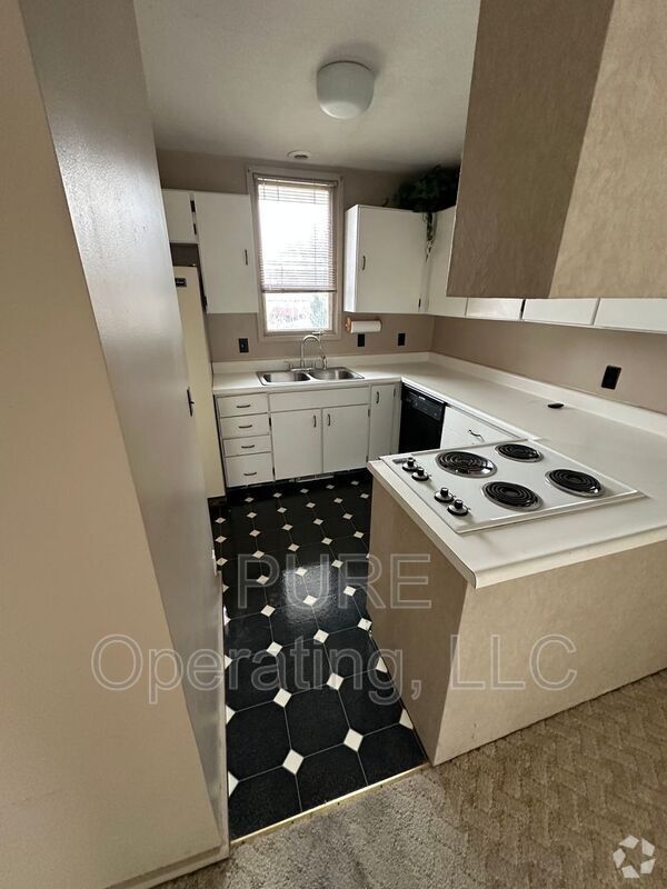 Building Photo - 1631 N 109th Plz
