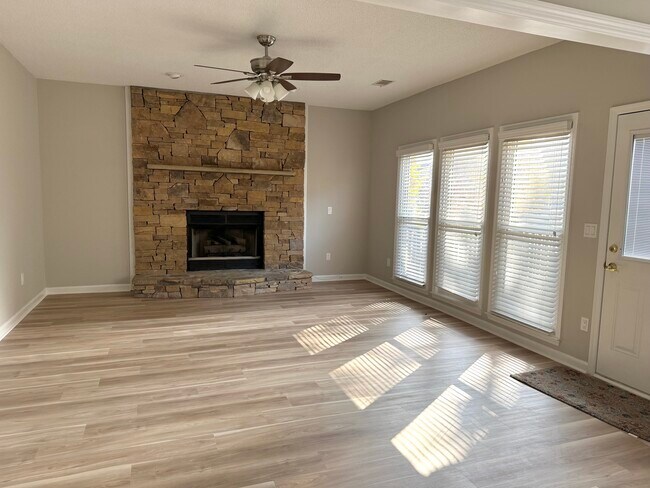 Building Photo - 1601 Willow Way