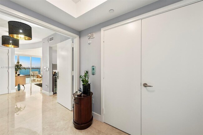 Building Photo - 1331 Brickell Bay Dr