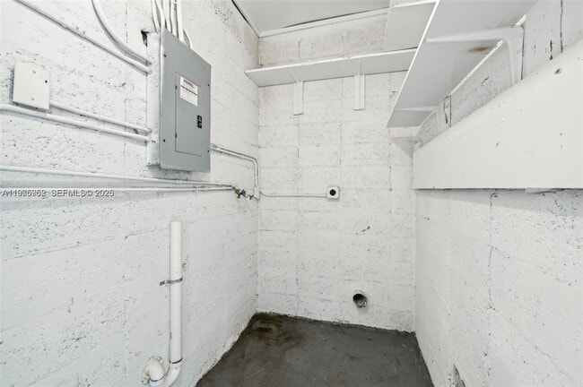 Building Photo - 13800 Highland Dr