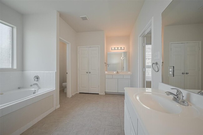 Building Photo - 21627 Cozy Hollow Ln