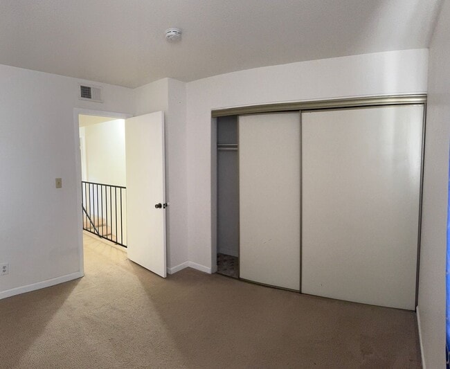 Building Photo - 2 bedroom, 1.5 baths, Boulder Hills condo