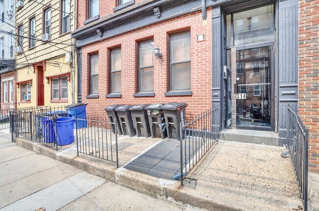 Building Photo - 314 Monroe St