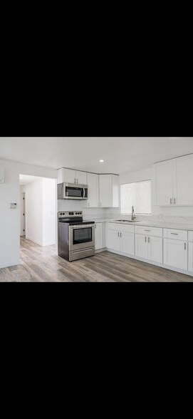 Building Photo - 8921 Cottonwood Ave