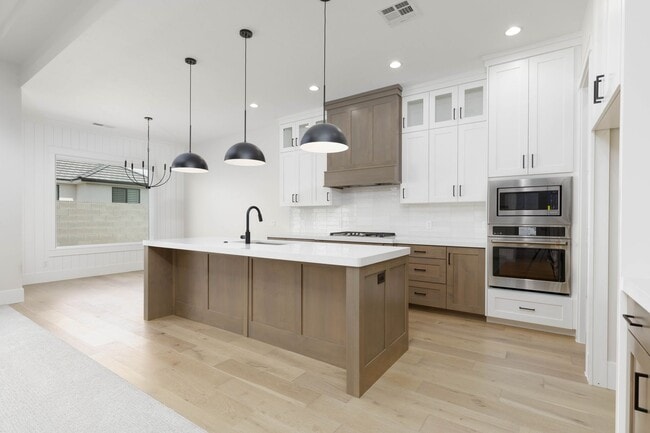 Building Photo - Stunning  4 bed | 3 bath | 3 car garage cu...