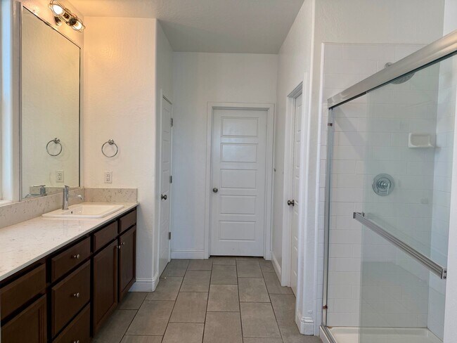 Building Photo - Spacious Next-Gen Lennar Home for Rent in the Clovis Unified School District