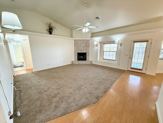 Building Photo - Spacious 3 Bedroom Home in Kingman Foothil...