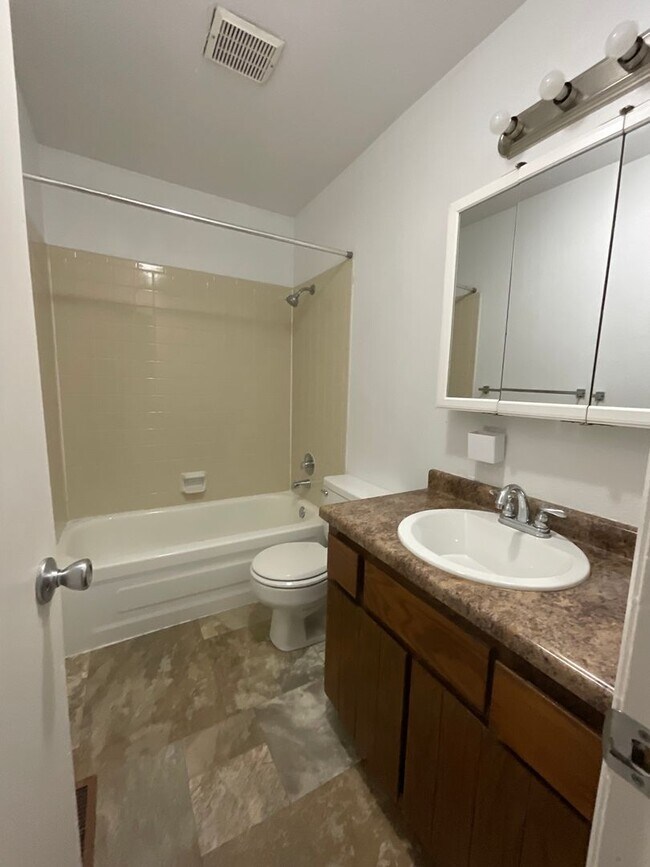 Building Photo - 1621 N Farmington Ave