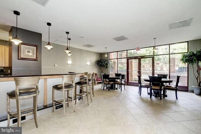 Building Photo - 1220 N Fillmore St