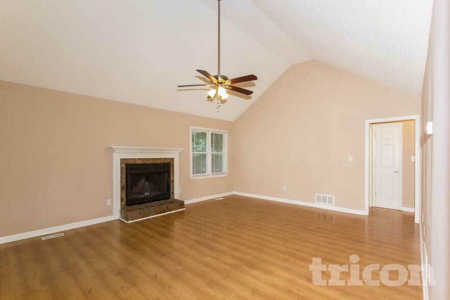 Building Photo - 2965 Windcrest Dr