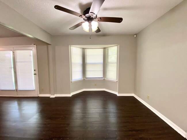 Building Photo - Spacious Jenks 4-Bedroom with NO Carpets &...