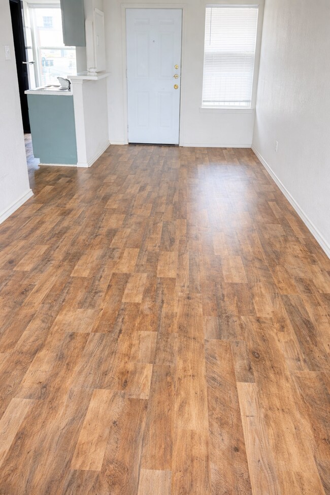 Building Photo - AVAILABLE NOW! - FULLY FURNISHED