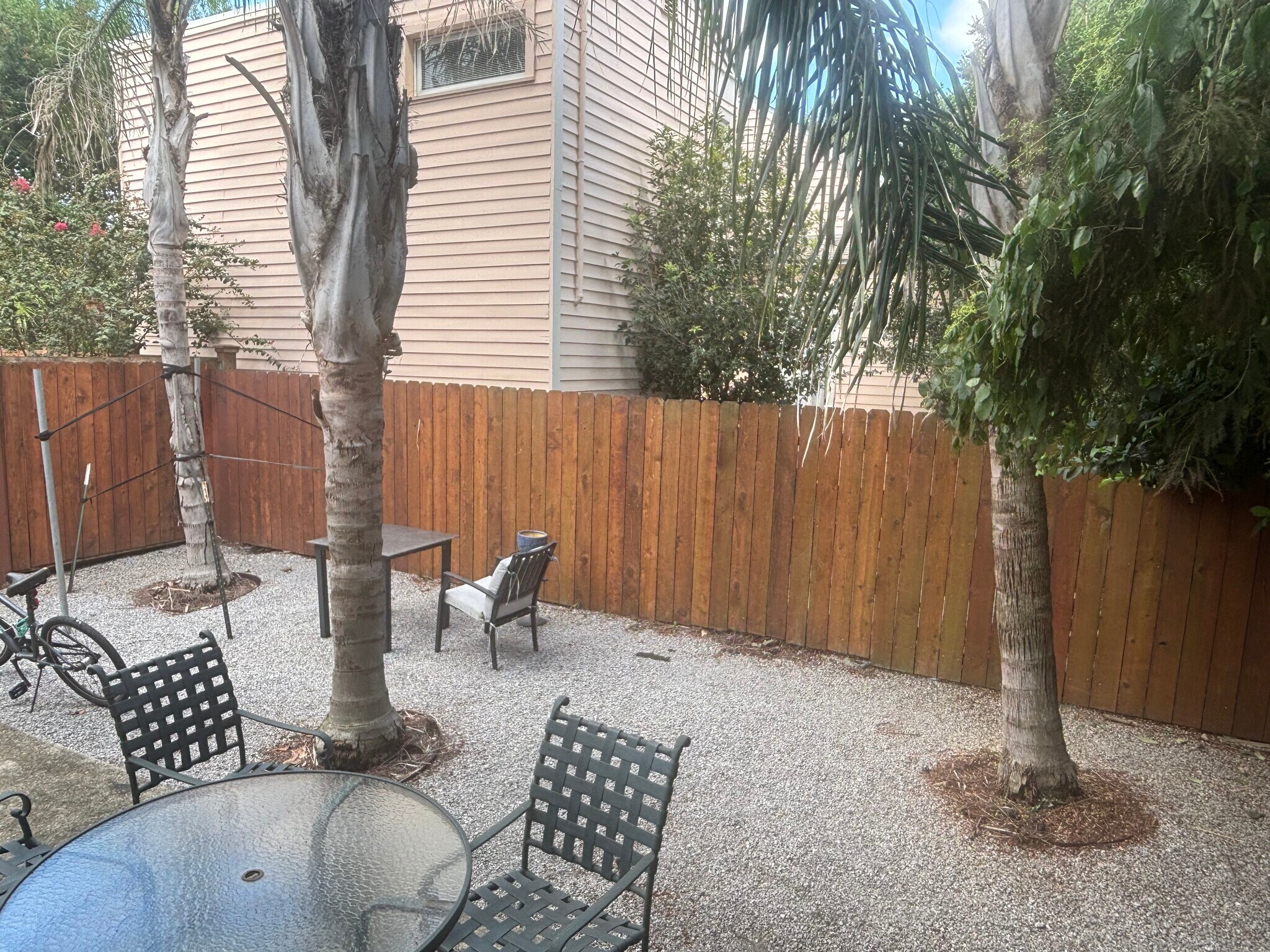 Shared backyard - 1015 Arabella St