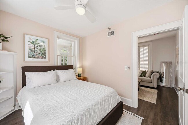 Building Photo - 1221 N Palm Ave