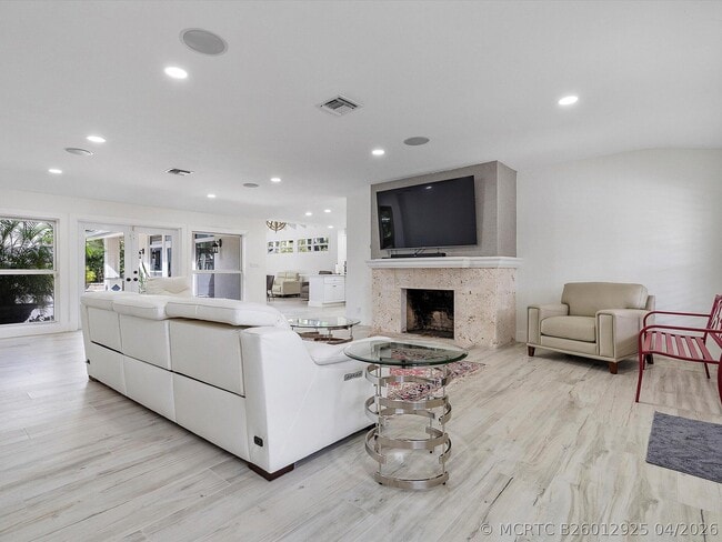 Building Photo - 411 Poinciana Dr