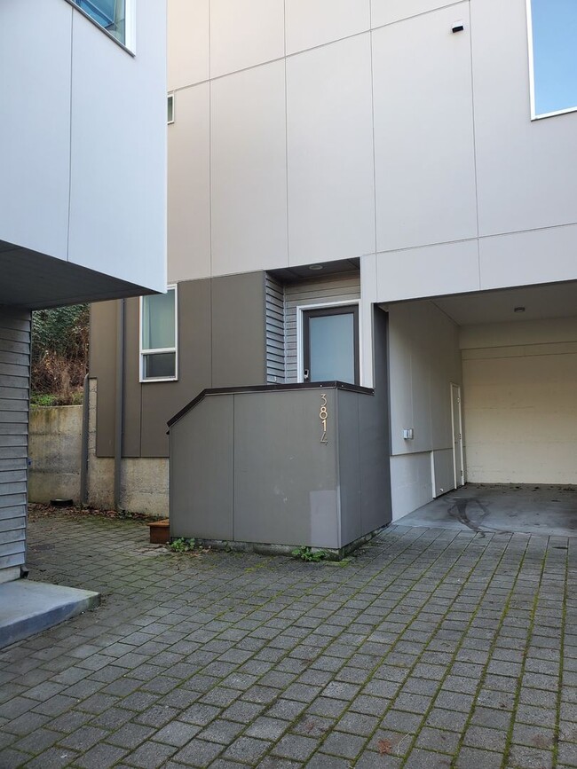 Building Photo - Townhome with Elliot Bay Views!